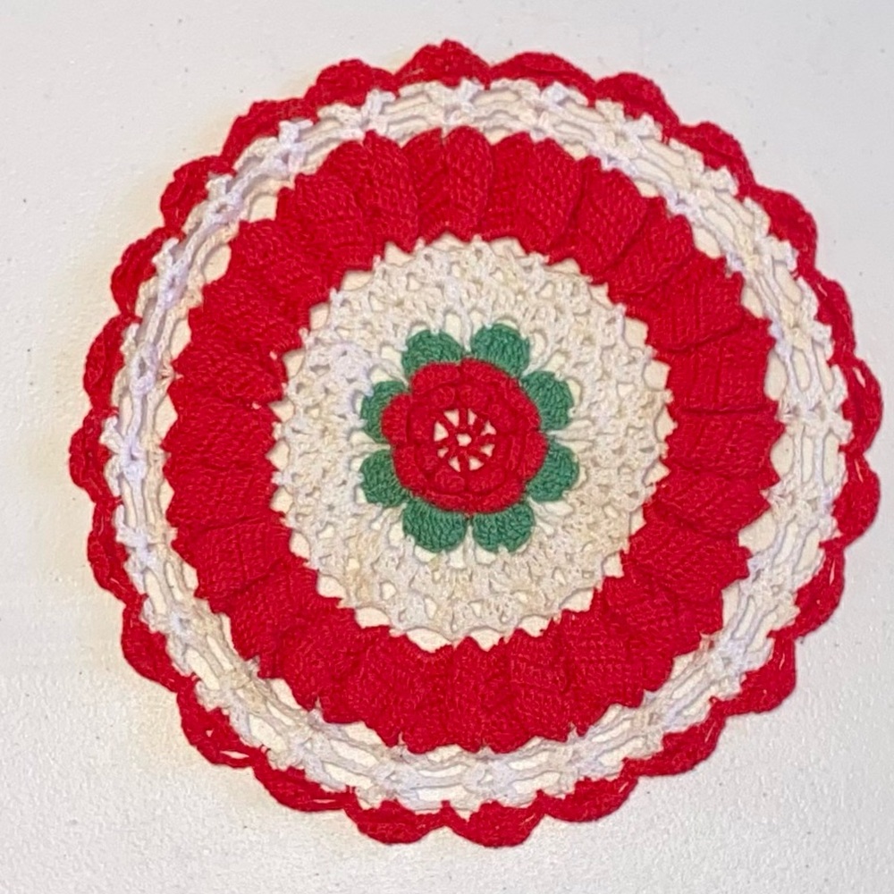Vintage 1950s Crochet 4-Piece Doily Set in Red and White - Picture 2 of 16